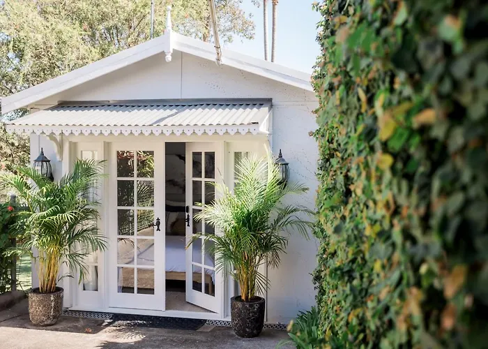 Studio 26: Central, Hampton\'S Poolside Hideaway